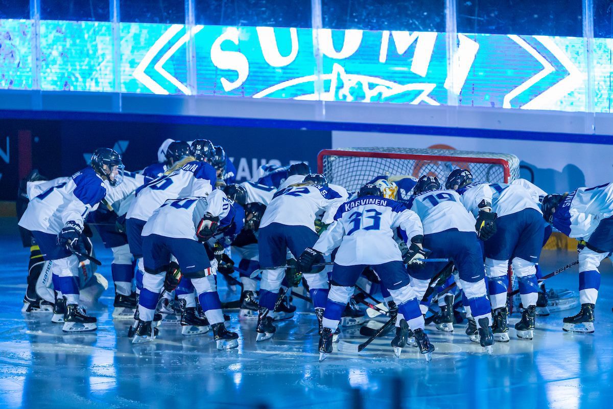 Intrum tukee Suomen Naisleijonia jääkiekon MM-kisoissa